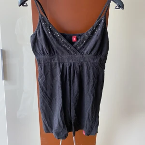 Linne - svart linne med fina detaljer!!