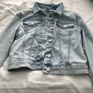 Jeansjacka  - Jätte fin Jens jacka säljer på grund av att spara till en annan sak! Skriv om ni är intresserade❤️