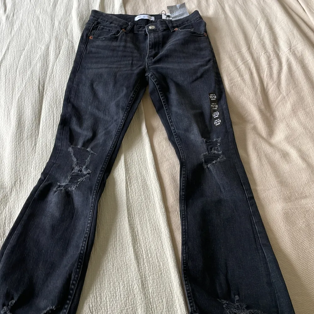 Säljer dessa zara jeans som är helt nya med hål på knäna. Jeans & Byxor.