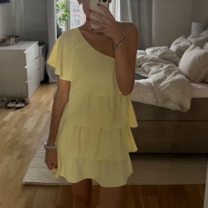Volangklänning - Gul volangklänning från zara, använd 2 gånger. 