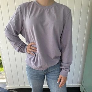 Sweatshirt  - En kall lila sweatshirt/crewneck som är helt ny!!! Inte för tjock i materialet. 