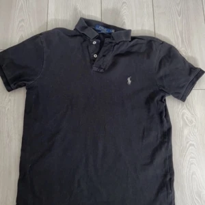 Ralph lauren pike - Säljer nu denna snygga pike som inte kommer till användning längre använd ganska många gånger men det är inga fläckar eller skador på den, om ni har några frågor så är det bara att skriva.