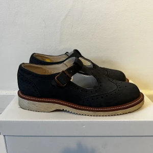 Dr Martens Mary Jane Mocka Strl 37  - Mycket sparsamt använda Mary-Janes från Dr Martens i grå mocka, strl 37 (något större i storlek, mer 37.5)  Modellen heter Isabel
