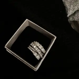 Swarovski ring i silver , storlek 52/16,5.  använt 4-5 gånger, säljer för att den inte används. Köpt för 2300kr. 