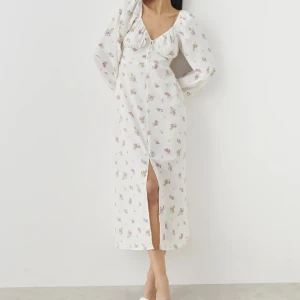 Maja dress - Gina tricot  - Oanvänd men prislappen kvar! Råkade köpa två därav säljer jag nu den ena :) ordinarie pris 499 kr