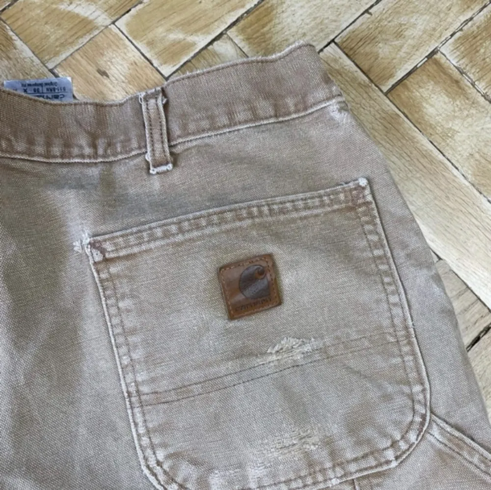 Byxor från carhartt, de har hål vid gylfen samt på insidan av ena låret (dessa syns på bilderna). Kan skickas mot frakt eller mötas upp i Falun.💞. Jeans & Byxor.