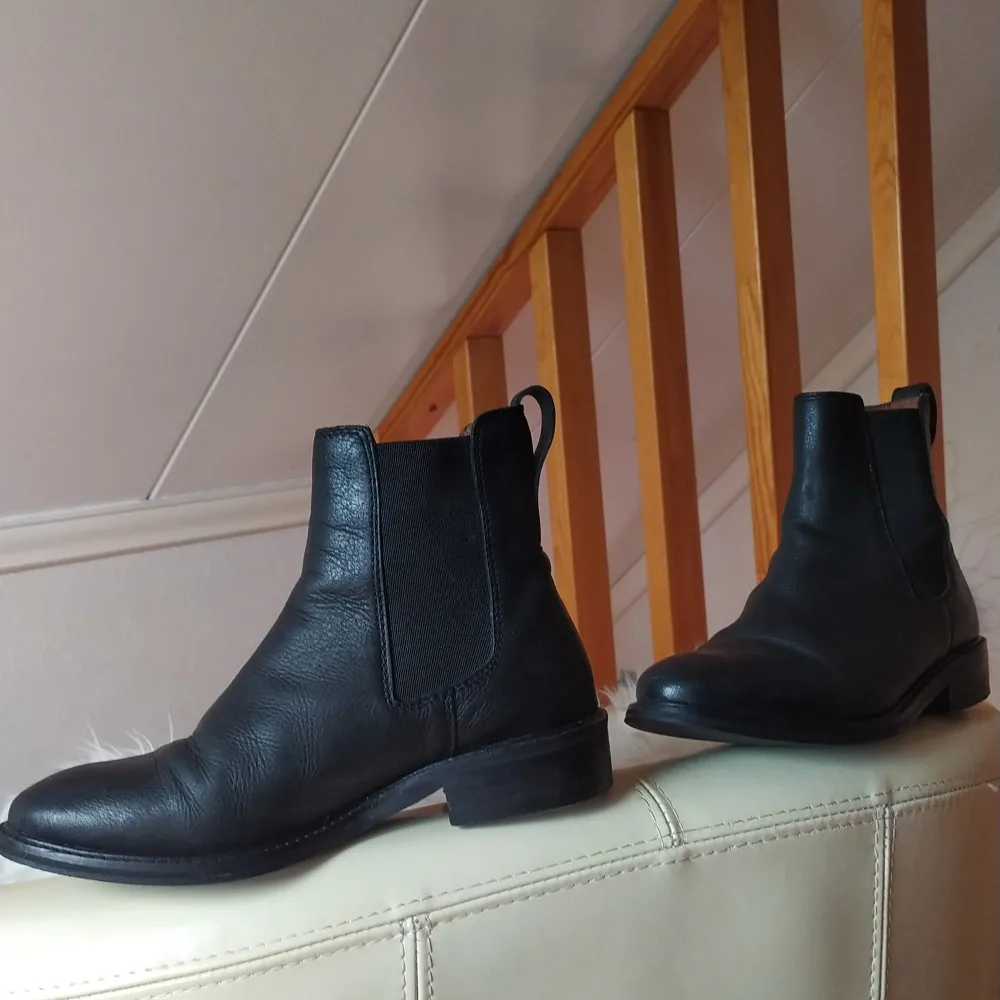 Chelsea boots i äkta läder från HM Premium, topp kvalitet, spårsamt använda bara lite slitna klackar, men inget som syns direkt; normala i storlek 😀🤗. Skor.