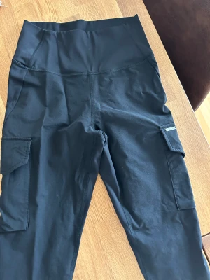 Tigts/Fritidsbyxor - Nästan helt nya tights /fritidsbyxor anv 1 gång st xs