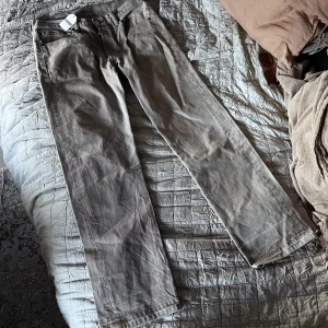 Levis 501 vintage - 501or köpta från Scandi vintage, aldrig använt då de inte riktigt passa mig. Grymt skick, unik tvätt. Någon syjustering 