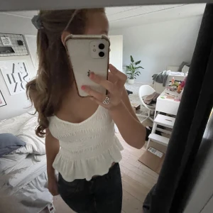 Topp - Säljer min sååå fina topp/ linne med volanger! Är stretchigt så passar nog även större storlekar💖💖