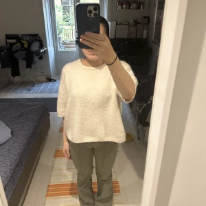Trekvartärmad tröja  - Köpt på Plick för ca 2 månader sen men då jag inte gillar hur den sitter på mig så säljer jag, kostar 499kr på hemsidan men säljer för 420kr om många intresserade så får ni lägga bud  Helt slutsåld❗️