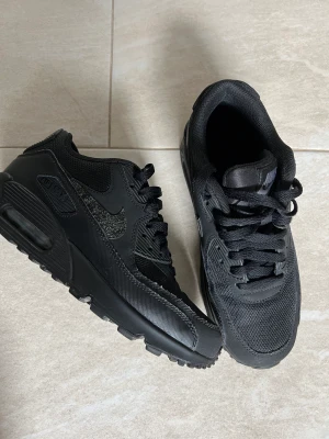 Nike Air Max - Svarta Nike Air Max storlek 38.5. Använda ett fåtal gånger så precis som nya.  Upplevs lite mindre i storlek. 