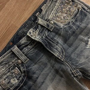 Miss me jean - Lågmidjade miss me. Midjemått rakt över 37 innerbenslängden 66🫶 köparen står för frakten 69kr använd helst köp nu 