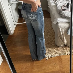 Victoria Beckham jeans - Säljer mina Victoria Beckham jeans pga att jag behöver pengar, har dock ett litet hål men syns knappt, skriv för frågor💕