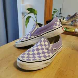 slip on Vans Stl 35 - Rutiga lila / lavendel slip on Vans i storlek 35. 🦛