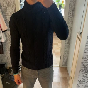 Polo  - En skön polo tröja som kan hålla dig varm o gå till jul;) den är small men sitter som en smäck på mig som har medium 