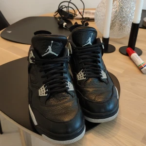 Jordan 4 Oreo - Säljer mina Jordan 4 då jag inte använder dem. Dem är i använt men bra skick. Stl 46 men passar 45. Priset kan diskuteras vid snabb affär 