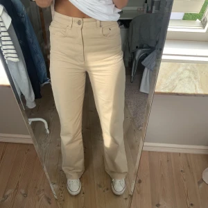 Stradivarius jeans - Stradivarius jeans i strl 34. Kan klippas efter längd. Betalning sker via Swish!