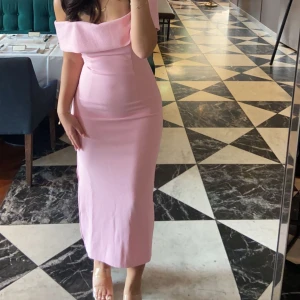 Rosa klänning - Säljer denna skitsnygga klänningen, använd endast en gång 