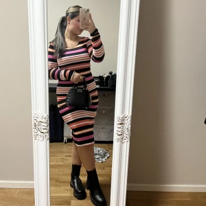 Randig ribbad klänning 🖤🤍🩷🧡 - Storlek S helt ny från mamma avdelning på hm. Den är jätte härlig och strechig så passar om man är gravid eller inte, den krammar ens former så fint och har underbara färger påminner om bassets godis ☺️✨ 🍭 