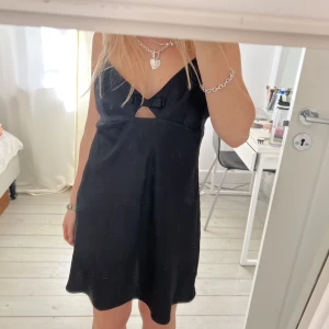 Svart klänning - Så sjukt fin sidenklänning 🖤🖤💘💘