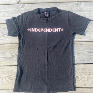 T-shirt - Cool skatetisha! Skön kvalle, fotad i starkt solljus, den är helt svart. 