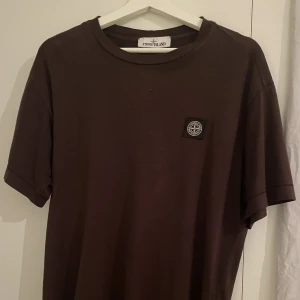 Stone Island t-shirt - Säljer nu min stone tirsha i en unik mörkbrun färg, toppen skick!