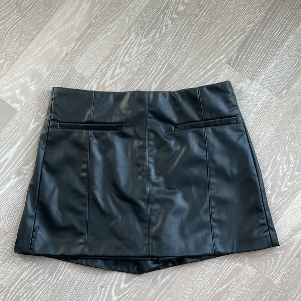 As snygga lädershorts från Zara i storlek S. (Är ganska säker på att det är läderimitation) Aldrig använda!❣️❣️. Shorts.