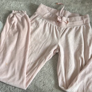 Rosa mjukis ifrån cubus  - Rosa mjukisnifrån cubus defekta som ni ser på bilden. Storlek small