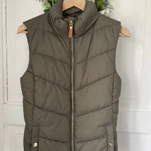 Oliv-grön väst✨ - Super fin väst! Säljer då den aldrig kommer till användning, den är i ny skick💗passar mej som bär xs/s 