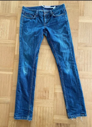 Jeans Silence + Noice Stl 29 - Blå jeans.  Låg midja.  Använda vilket syns. 