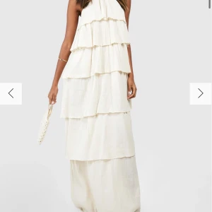 Vit volang klänning  - Säljer denne fina klänning som jag endast provat på en gång, det är inge fel på den och storleken stämmer helt in, jag valde den bara inte att ha på en fest