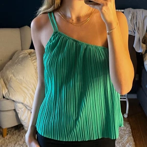 Grön topp Bikbok - Säljer denna så superfina topp ifrån BikBok i storlek XS! Den är dock väldigt töjbar så den passar upp till M. Prislapp finns kvar, aldrig använd ❤️