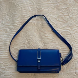 Väska - Väska med justerbart axelband