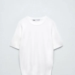 Zara tröja - Zara tröja i helt nytt skick. Säljer då den aldrig har kommit till användning.