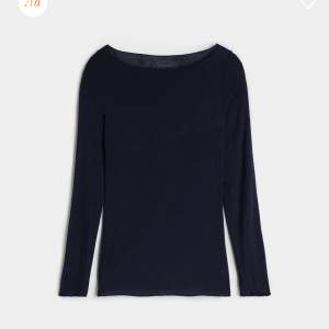 Säljer denna populära tröjan från intimissimi i mörk blå. Väldigt tunn och skön vilket gör att den är ganska genomskinlig😇hör av er vid intresse💗