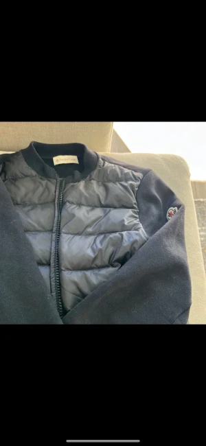 Moncler cardigan jacket - Moncler cardigan i använt men bra skick! Lite nopprig som går att åtgärda, därav priset. Storlek: xss passar även barn i storlek 146/152 Har använts av min dotter på 12 år