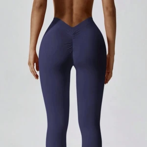 V-back leggings - Säljer dessa v-back leggings i strl S i färgen mörk blå/svart. Endast testade. 100 st