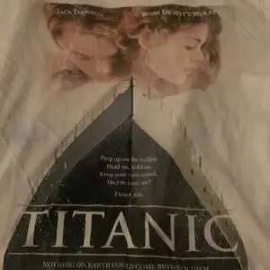 En vanlig tröja med titanic på 