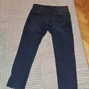 Sprilans nya Lee jeans använda 1 gång jätte bra skick o kvalité