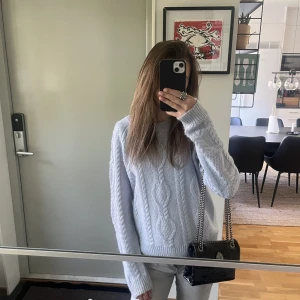 Stickad tröja  - Så himla fin stickad tröja som är så skön, nypris 399 kr, slutsåld i butik, skriv för flera bilder 💕den är i storlek m, men ja brukar ha storlek s, även ibland xs, så den passar även där emellan❤️