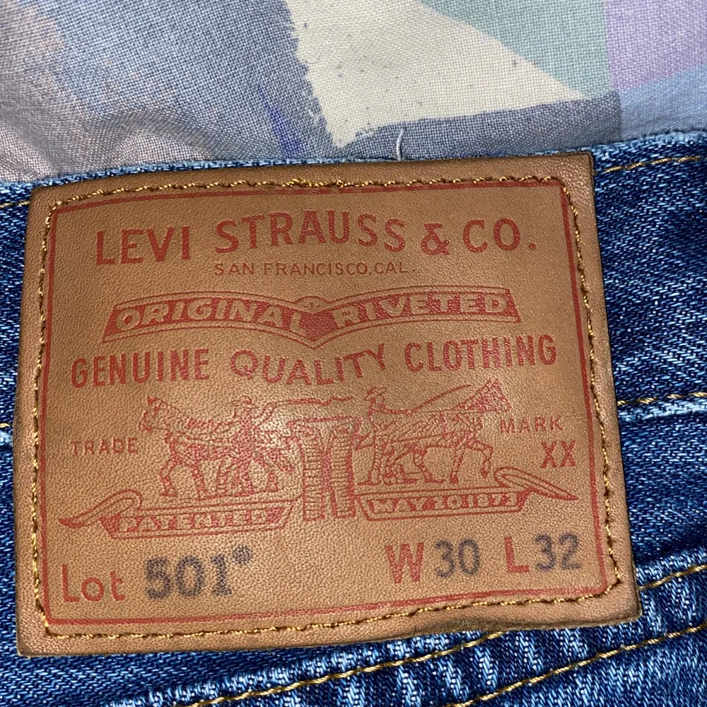 Säljer ett par Levis 501 i storlek 30/32 i färgen mörkblå. Jeans & Byxor.