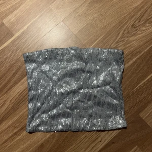 Paljett topp - Paljett tubtopp som är ljus blå. Den är ifrån collusion i storlek 36. 🤍