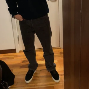 Mörkgrå Jeans  - Ett par sköna jeans från weekday. Modellen heter ”space relaxed” Skick 9/10, pris 200kr (nypris 600kr)