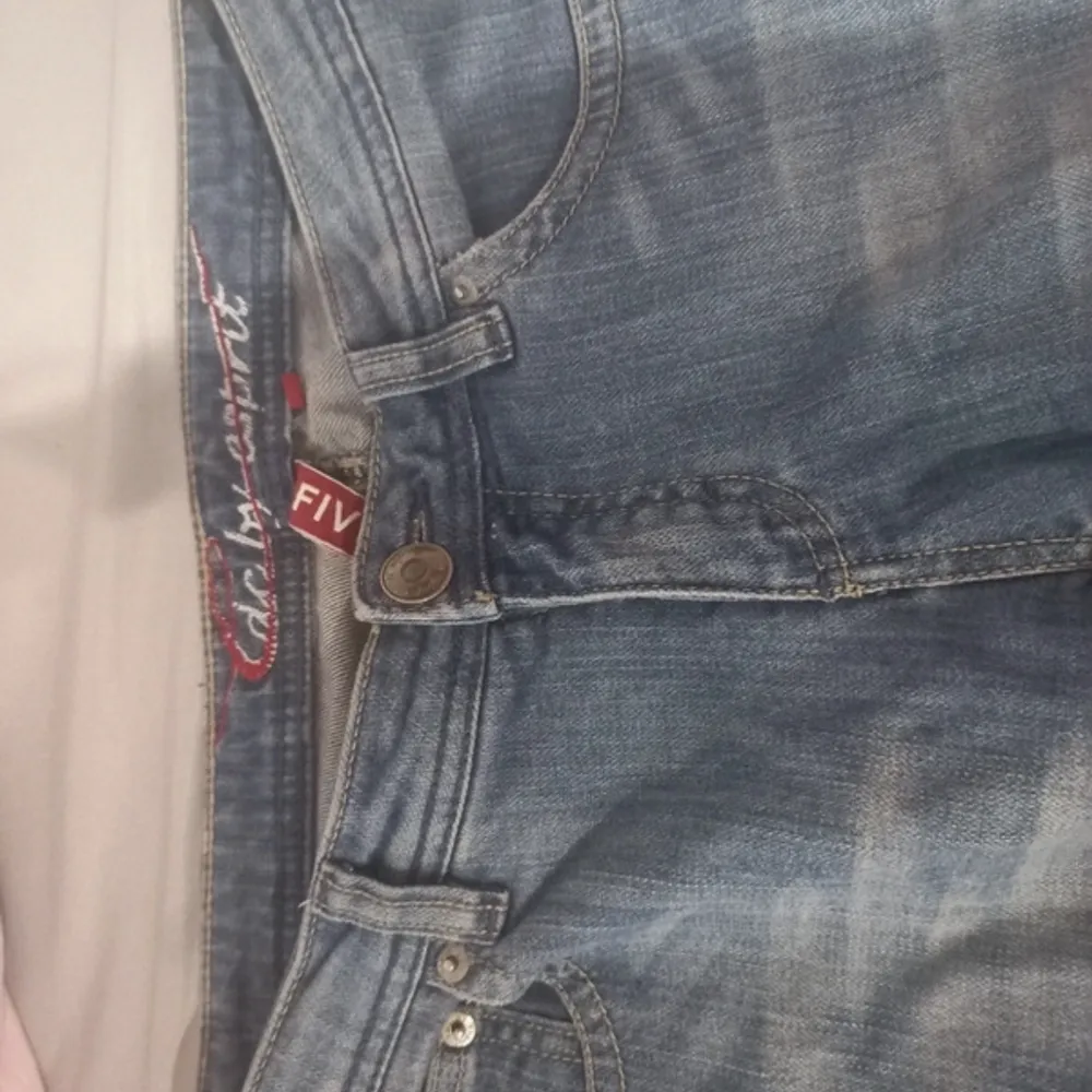 Super snygga jeans!! Säljer pga för små på mig!! Bilder är lånade från förra ägaren. Helt oanvända av mig!!💕💕 pris inkl frakt, pris kan diskuteras vid snabb affär🚨. Jeans & Byxor.
