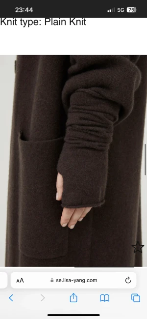 Lisa yang kasmhir vantar - Säljs pga inte använder dom längre FÄRG MARINBLÅ (fann inte kvar på hemsidan så fick ta en bild med brun färg, men dom är alltså marinblå❤️) Sparsamt använda och jätte mysiga❤️