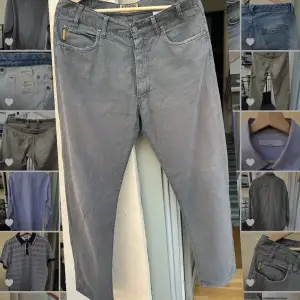 Sköna gråa Old Stone jeans gjorda av Armani Jeans i bomullslinneblandning, Made in Italy. Köpta på second hand för några år sedan men ändå gott skick med väldigt snygg fade. Står size 34 men passar också waist 32, midjemått 41,5cm. Kan mötas i Sthlm!