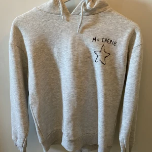 Ma cherie hoodie - Säljer min super snygga och sköna hoodie från Gina tricot!🩷 Den sitter bra på mig som är 160!😋Den kommer tyvärr inte till användning så ofta men den är i jätte bra skick, använd 2-3 gånger!🥰 Helt slutsåld i affär! skriv om ni undrar något!🧜🏼‍♀️🧚🏻‍♀️