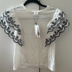 Zara tröja  - Säljer denna fina tröjan från zara i storlek 13-14 år (164cm) 💙🤍