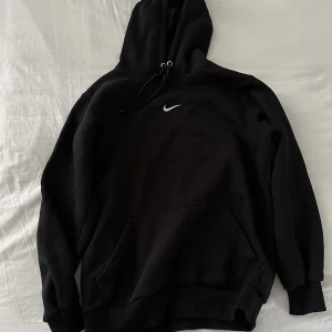 Nike solo swoosh hoodie - Sällsynt Nike hoodie som är sparsamt använd. Kom gärna med bud eller skriv om du har några frågor 😊